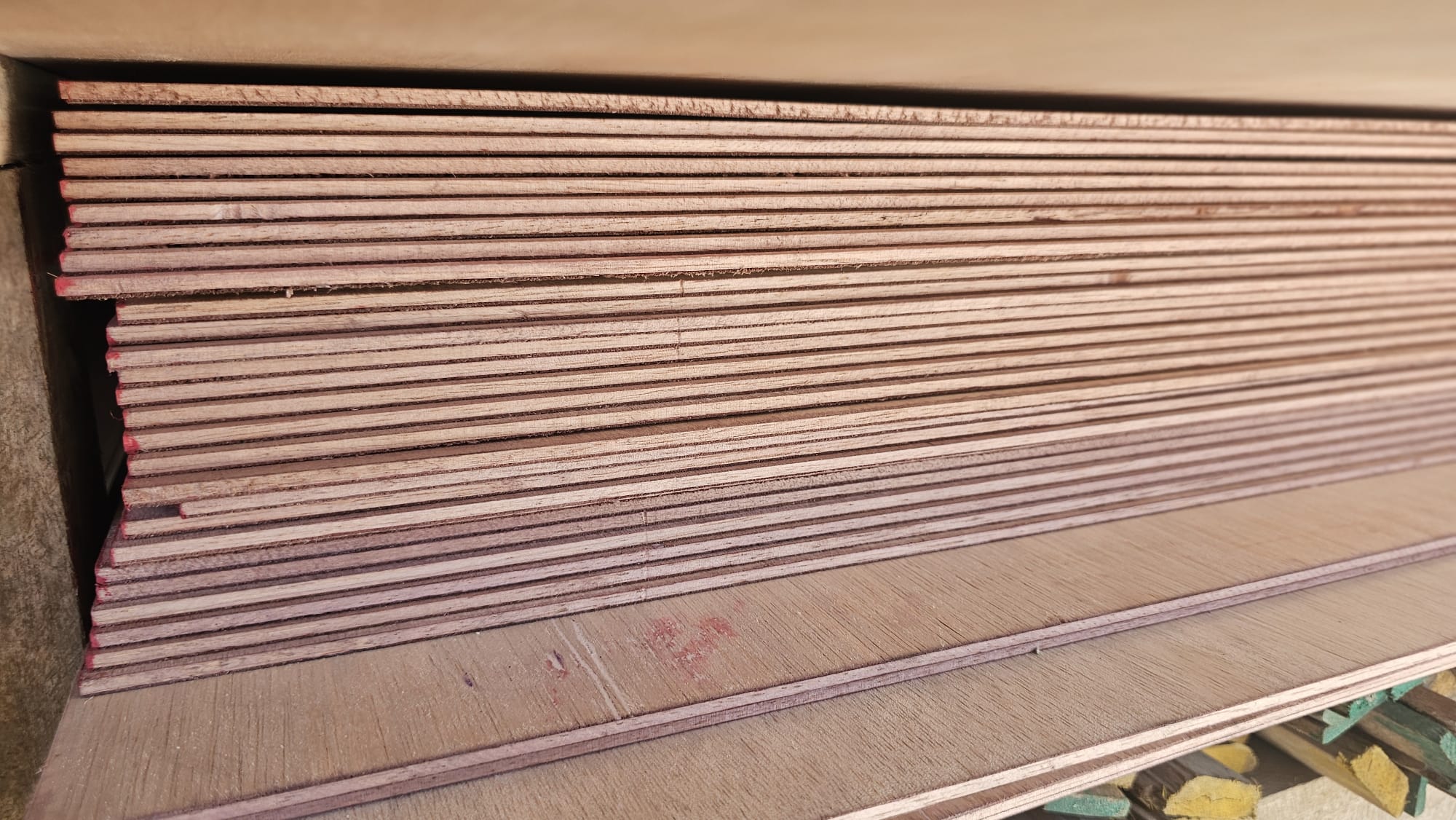 PLYWOOD 1/4 (UNIPLY)