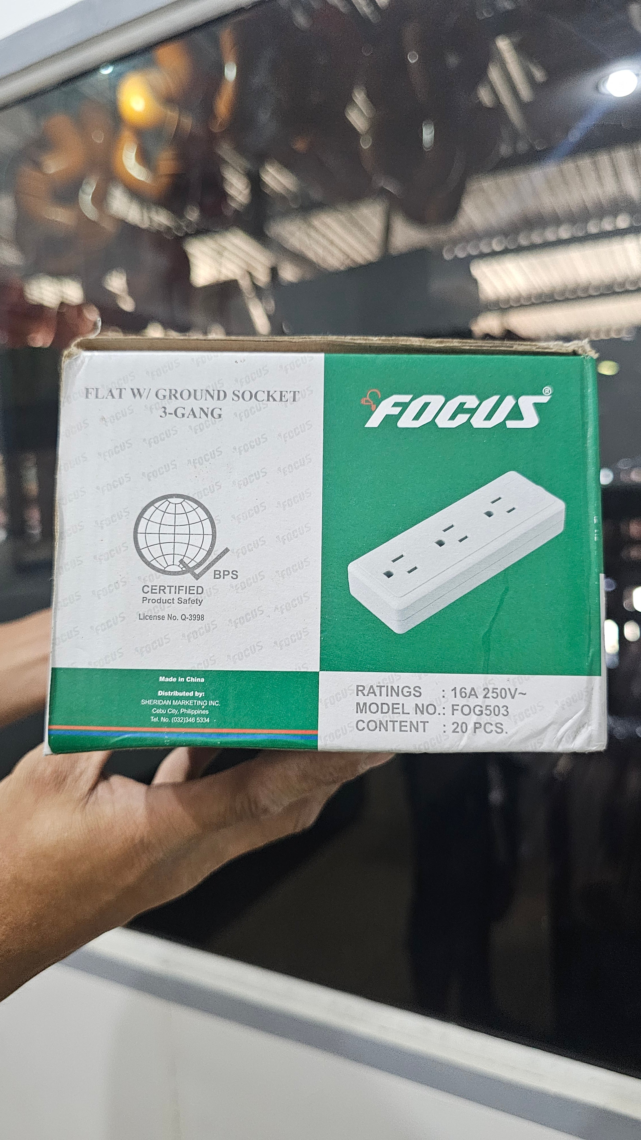 Flat w/ ground socket 3-Gang (FOCUS)