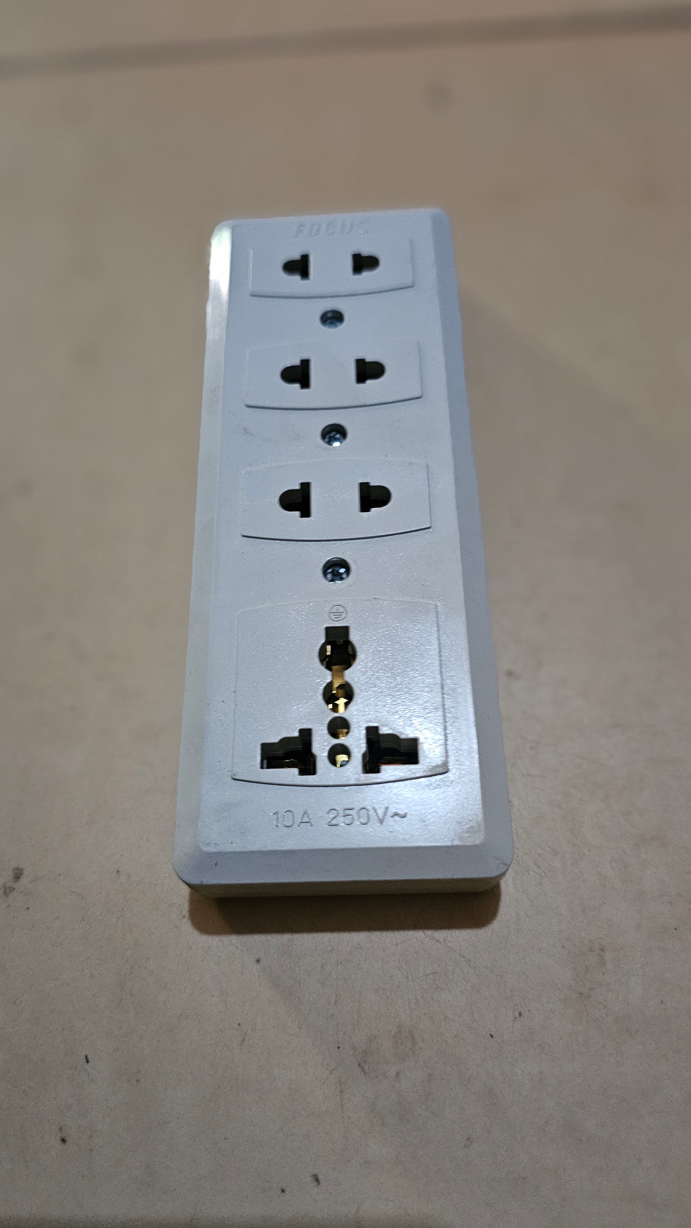 3 Universal +1 Multi-type socket (FOCUS)
