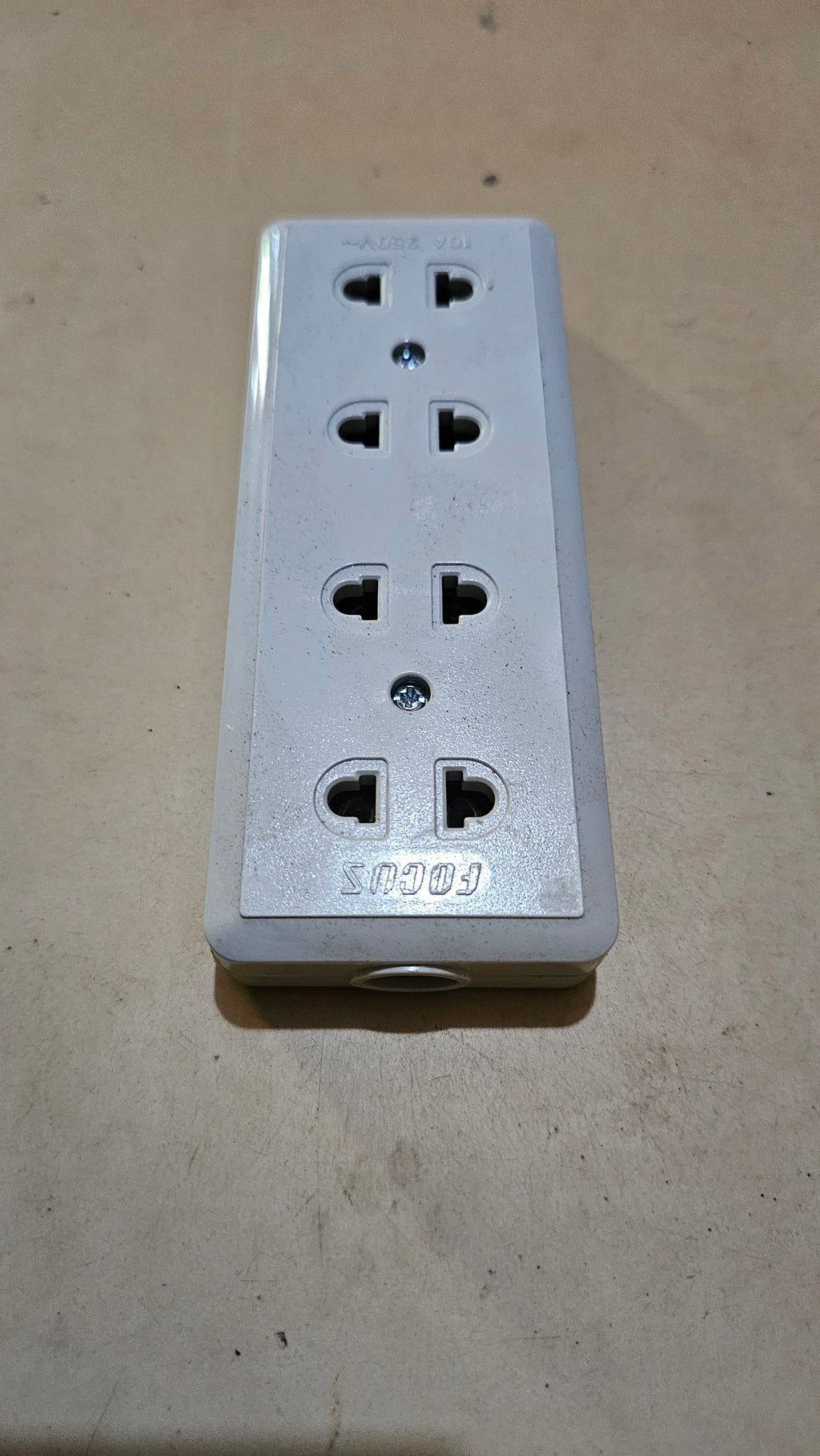 Universal Socket 4-Gang (FOCUS)