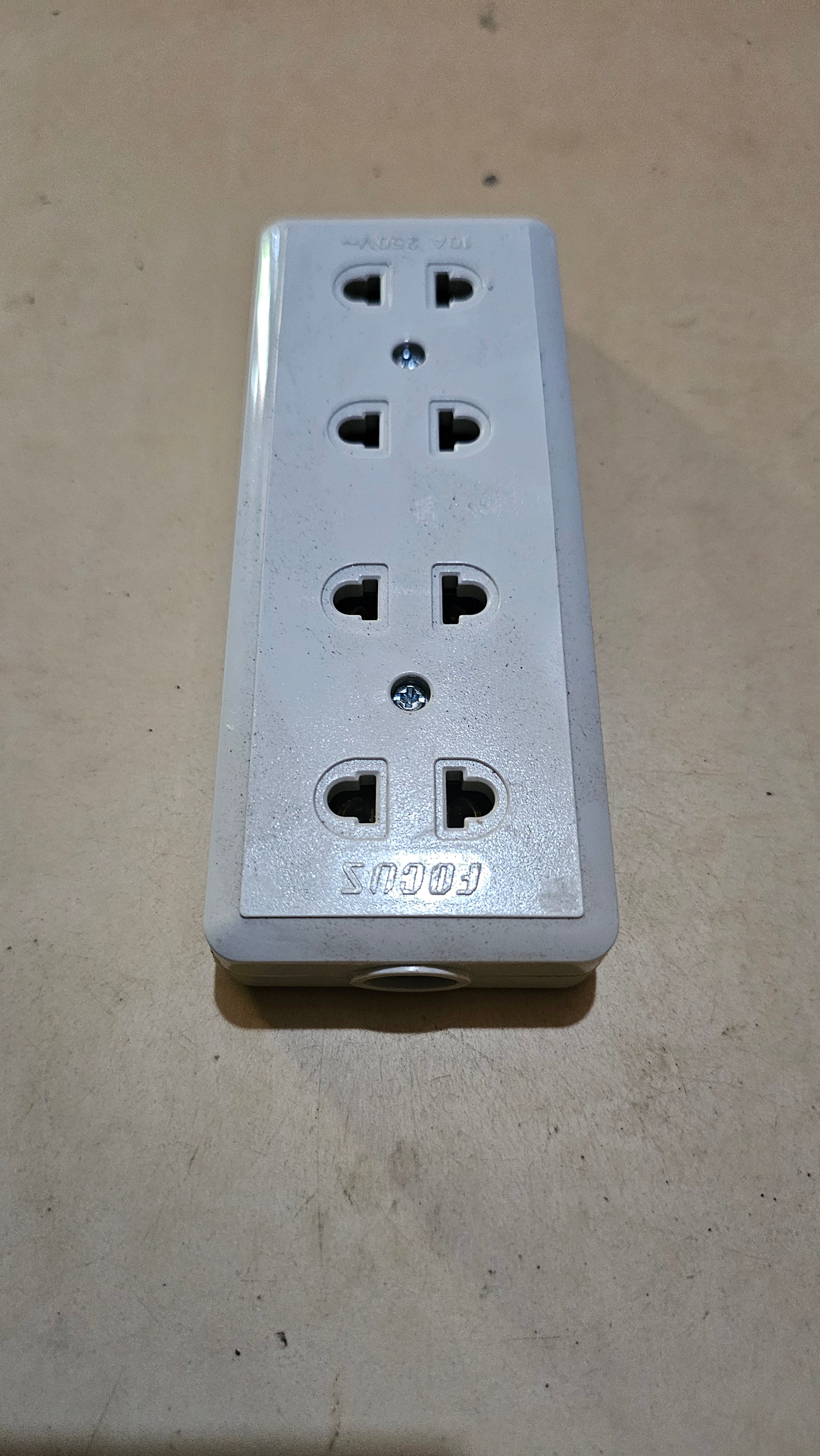 Universal Socket 4-Gang (FOCUS)
