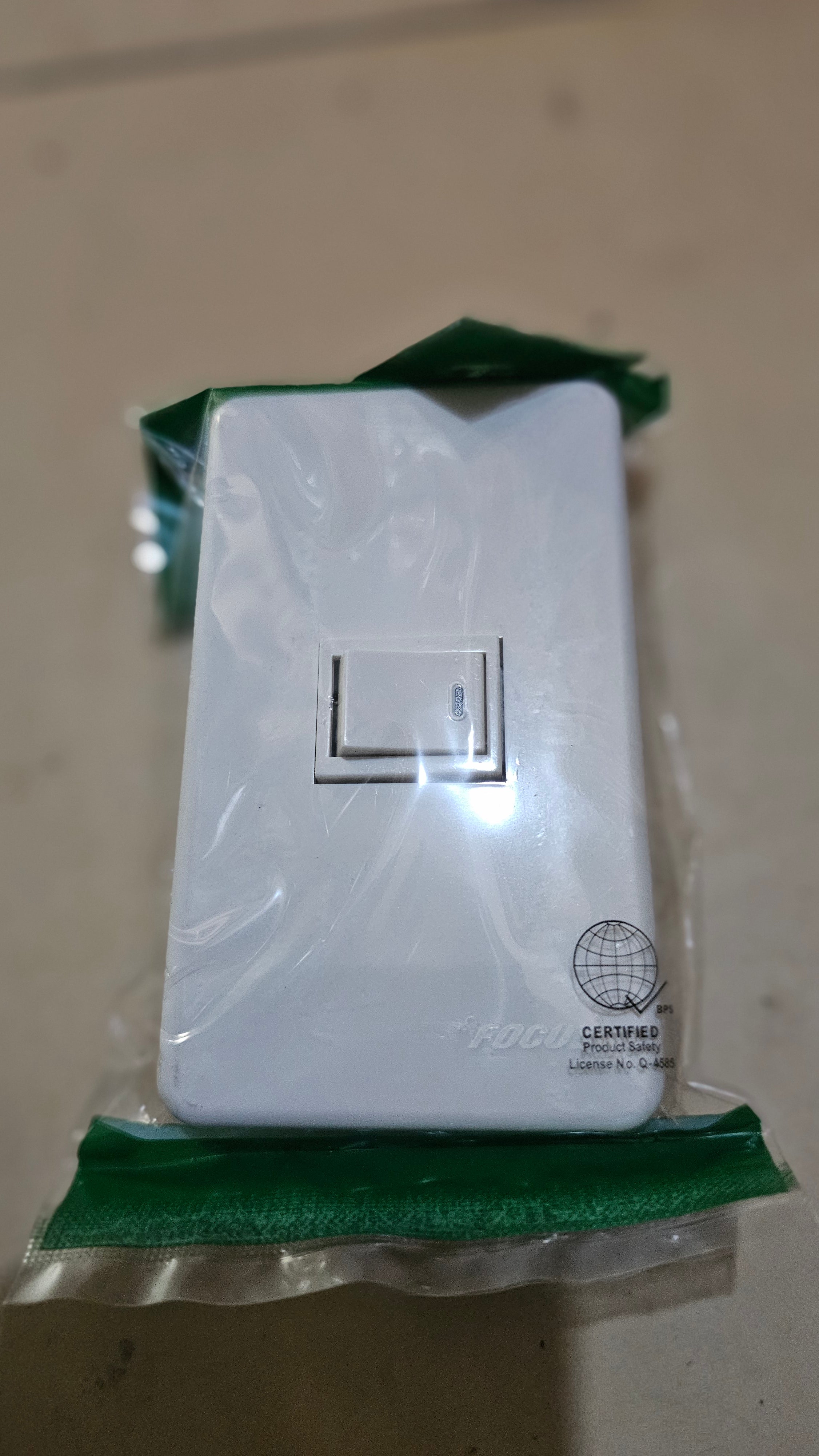 Switch 1 Gang-wide series w/ reflector (FOCUS)