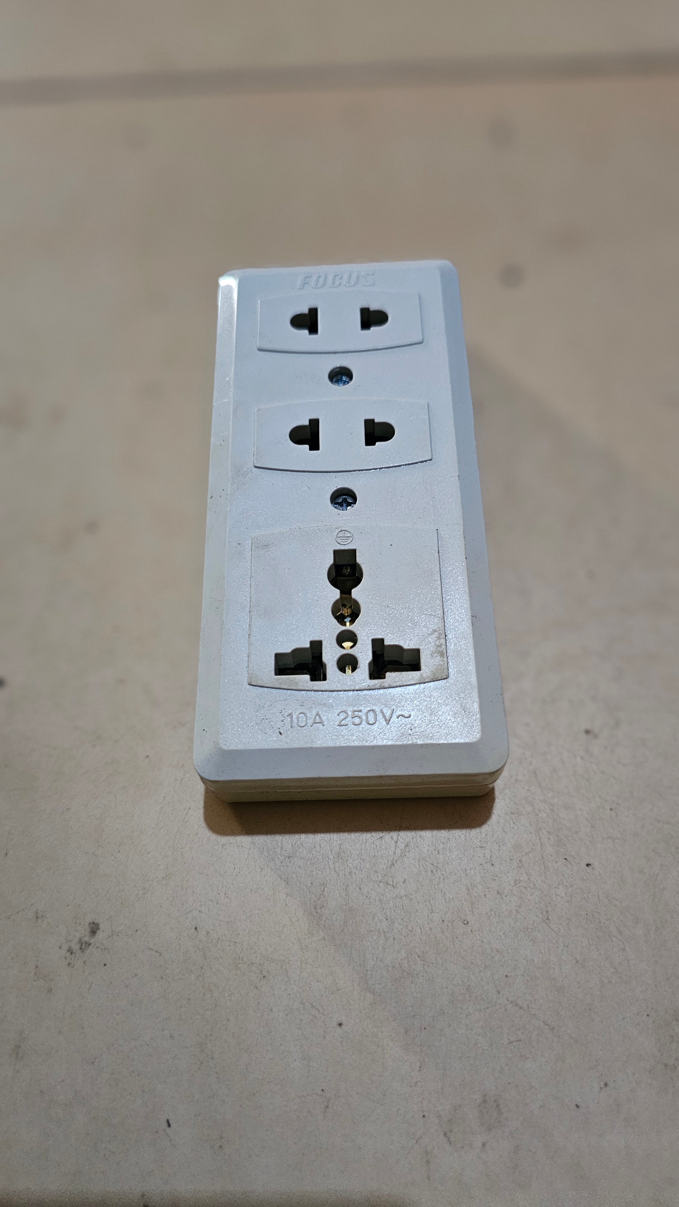 2 Universal +1 Multi-type socket (FOCUS)
