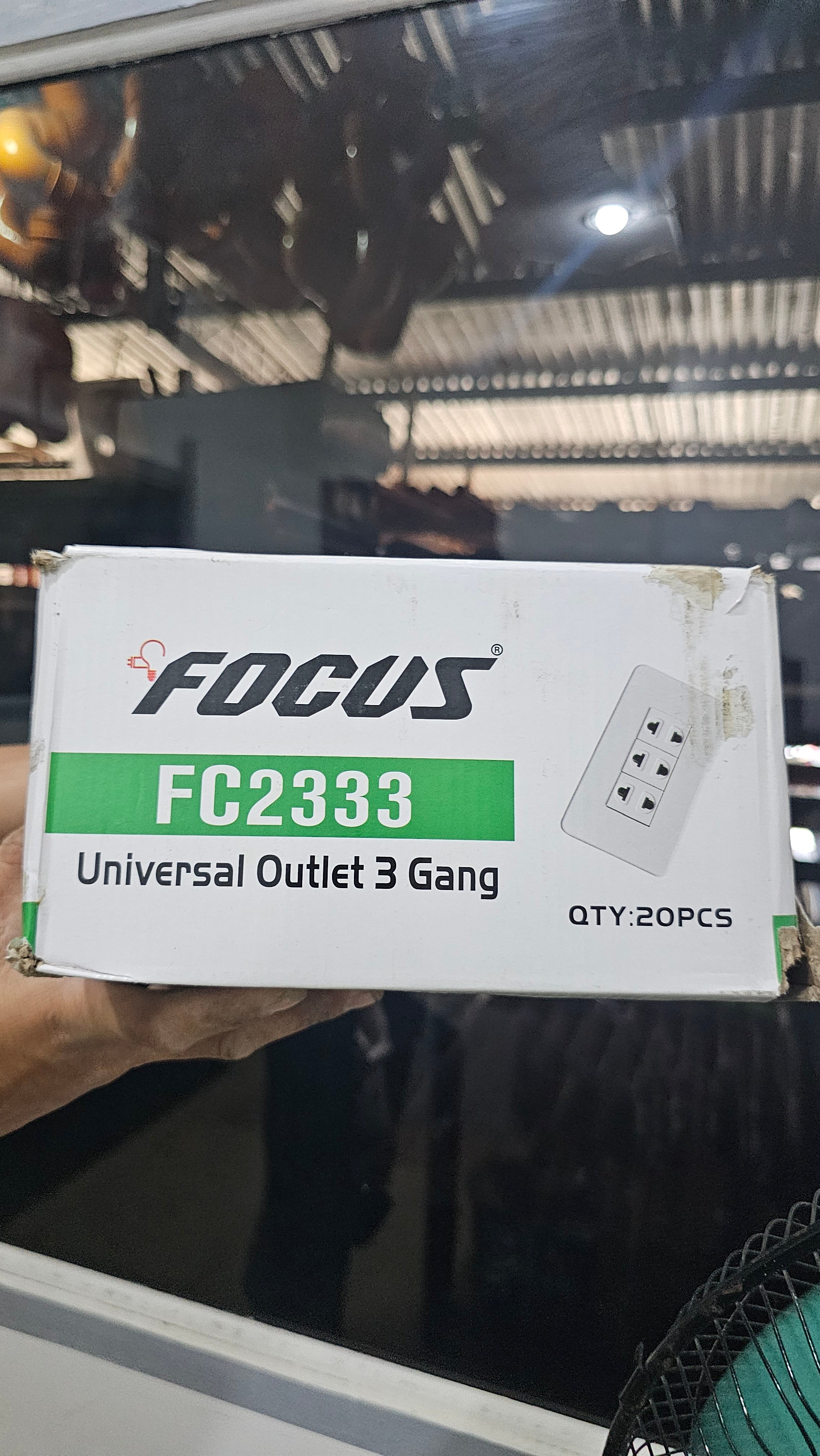 Universal Outlet 3 Gang (FOCUS)