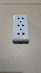 Universal Socket 3-Gang (FOCUS)