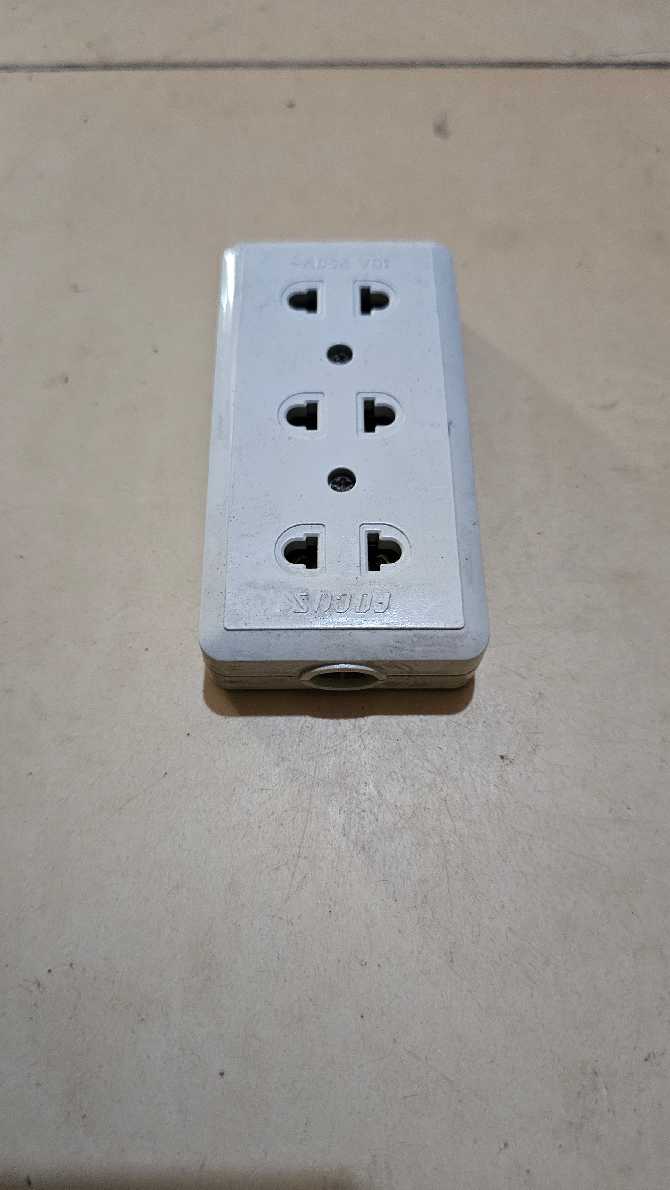 Universal Socket 3-Gang (FOCUS)