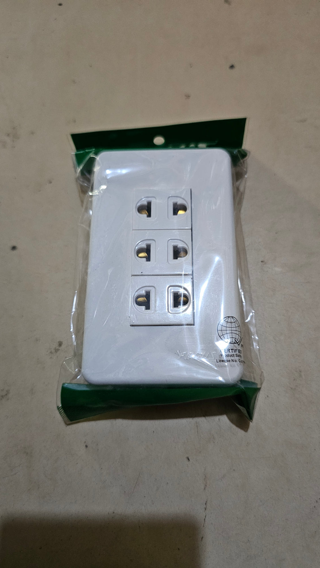 Universal Outlet 3 Gang (FOCUS)